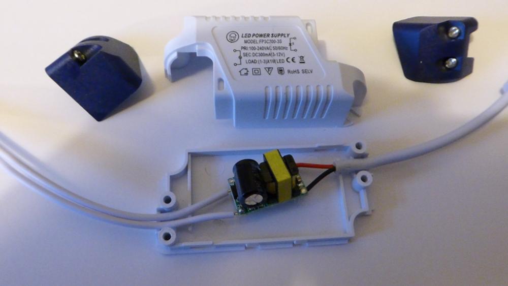 5746b8c7b301e_Insideconstantcurrentdriverl.thumb.JPG.324f3c317fe99a57f5896a728a2c1543.JPG