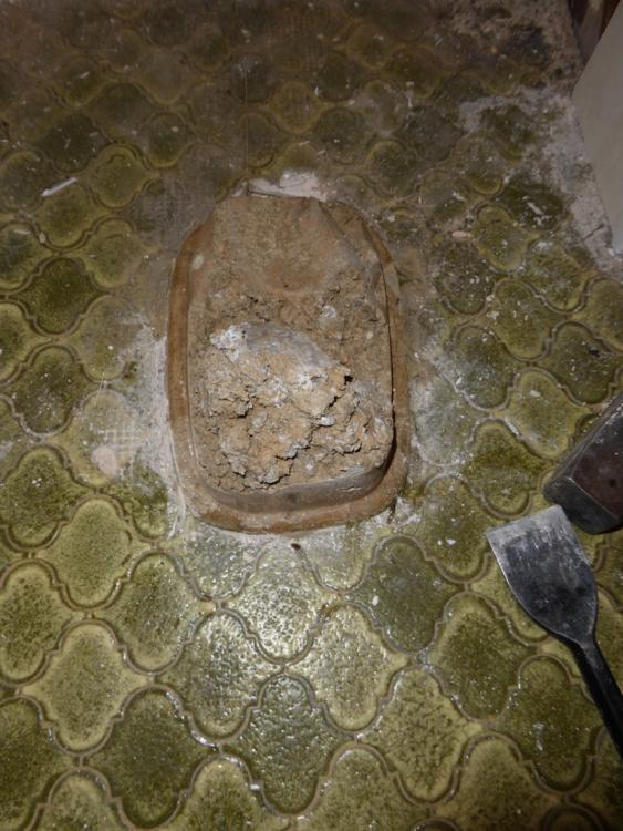Old Loo - concrete fixing.JPG