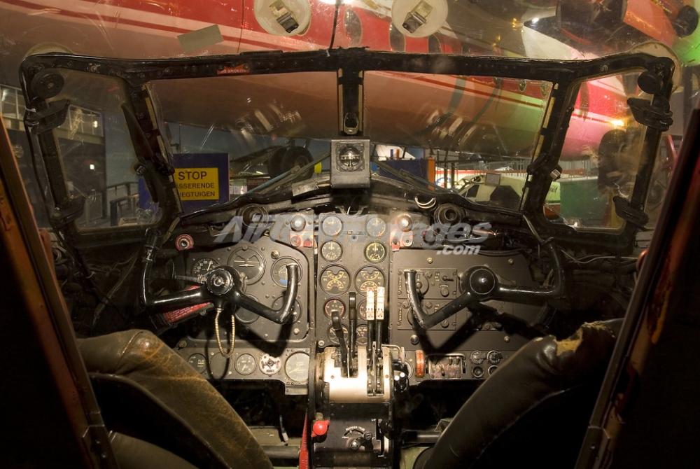 58e67f6952dcf_Devoncockpit.thumb.jpg.0df175678f4c7714a5c61c4b4eb16de8.jpg