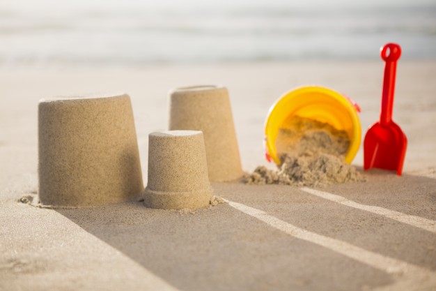 bucket-spade-and-sand-castles-on-beach_1252-544.jpg.89297110165c7b74563fcbee48fd1fd1.jpg