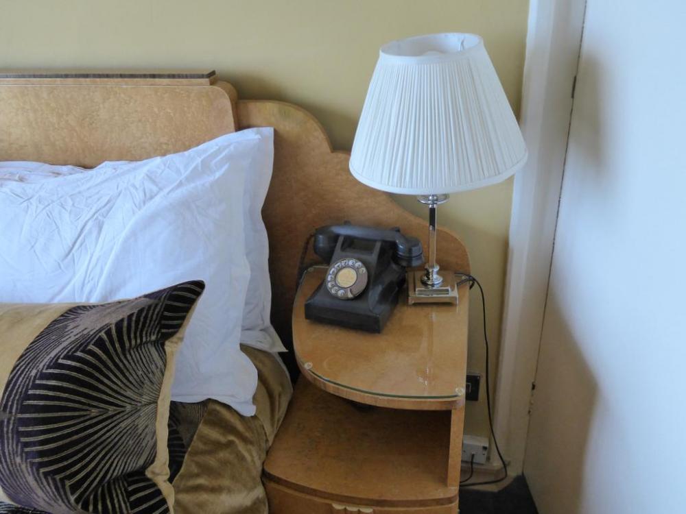 Telephone.thumb.jpg.2c85a3b85c9399f6688e7efc26991c02.jpg
