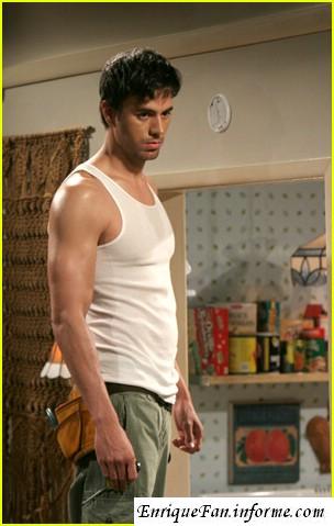 enrique-iglesias-two-and-a-half-men-01.jpg.d5ab736182d86dce08e23558d65224db.jpg