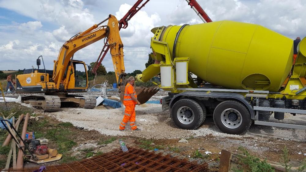 1708060622_Concreteintobucket.thumb.jpg.a5657641039a83f87d14428962a9d196.jpg