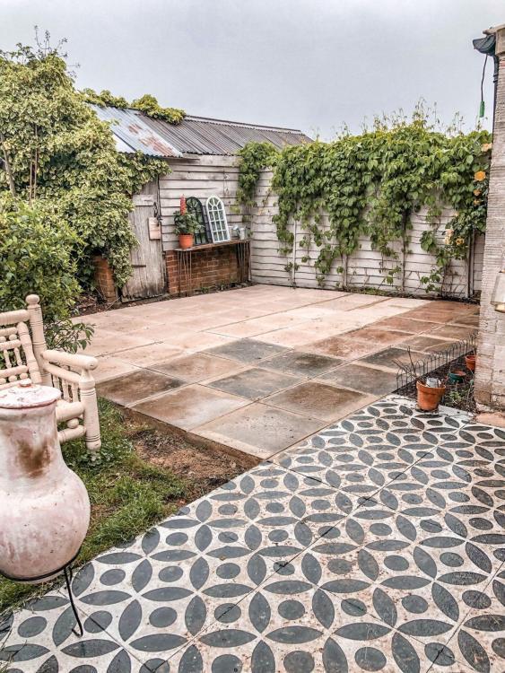 20190718-hayley-stuart-stencilled-patio-snapseed-1440x1920.thumb.jpg.7fb51b9ca408ce103501131bd6ef4df8.jpg
