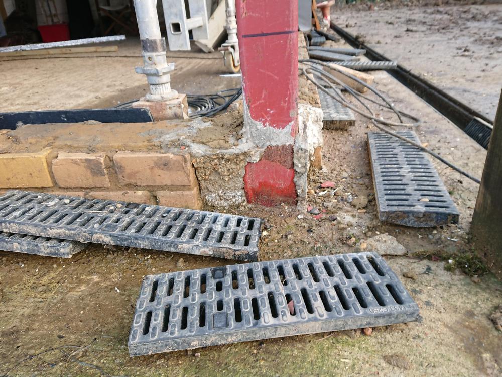 Rusty_corner_steel_1.JPG