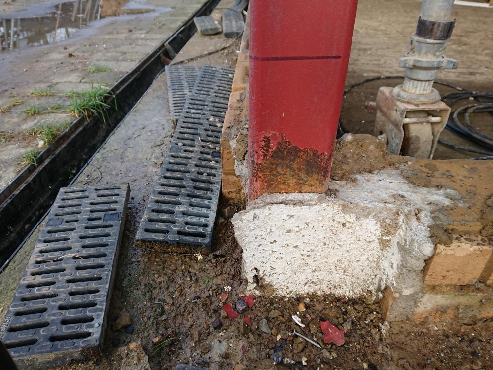 Rusty_corner_steel_2_.JPG