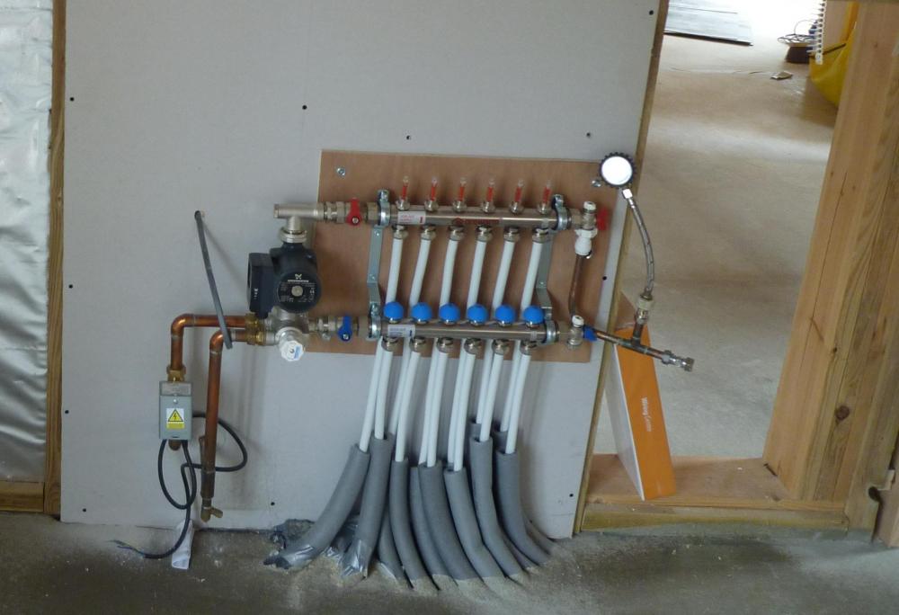 P1040066 UFH manifold.JPG