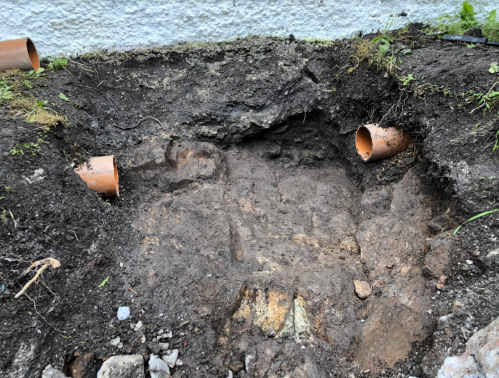 Old_house_founds_at_bedrock_pic_2_close_up.png