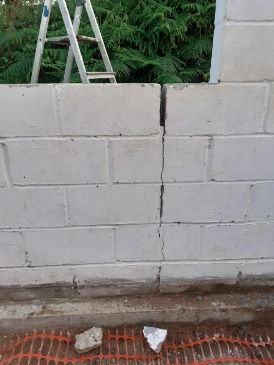 large_crack2.thumb.jpg.2a048b2609c5e2b0d602de9718e7198d.jpg